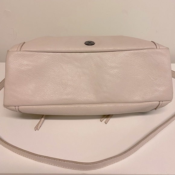 Pre-owned. BCBG Generation handbag with crossbody Strap. - Picture 3 of 6